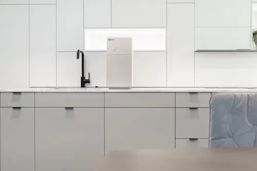 Cocina blanca reformada con grifo negro