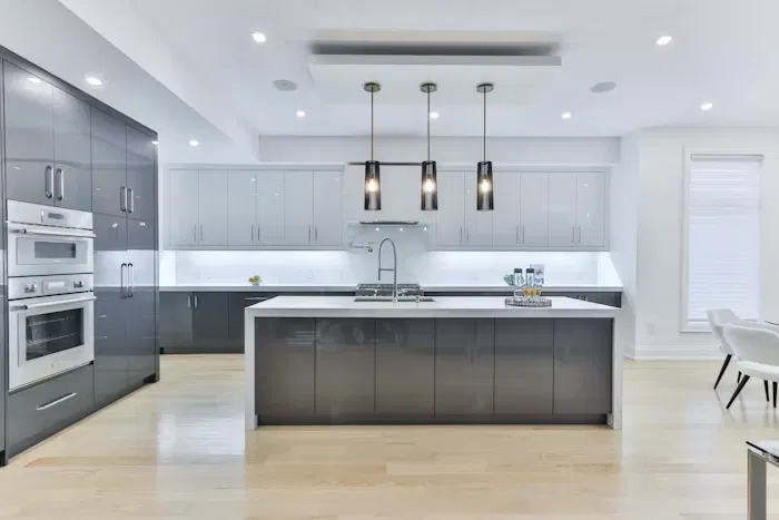 Cocina amplia con isla central y suelo de madera clara
