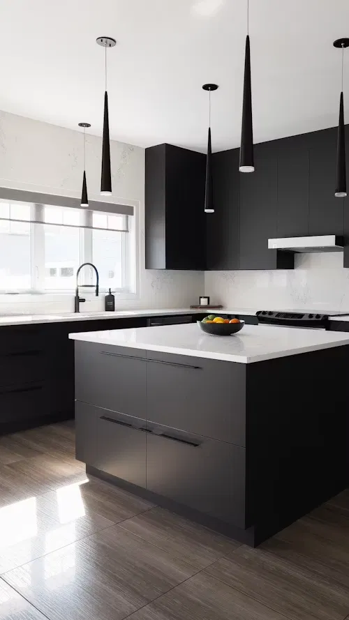 Cocina moderna en negro con isla central y lámparas colgantes
