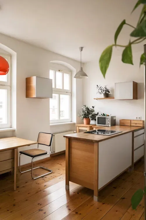 Cocina reformada en madera y blanco, ejemplo de reforma integral
