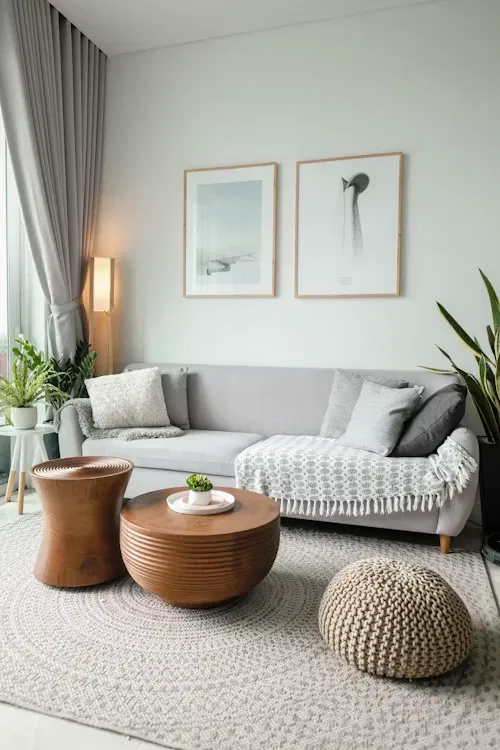 Salón reformado con sofá gris